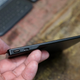 El botón de encendido y el puerto MicroUSB para carga.
